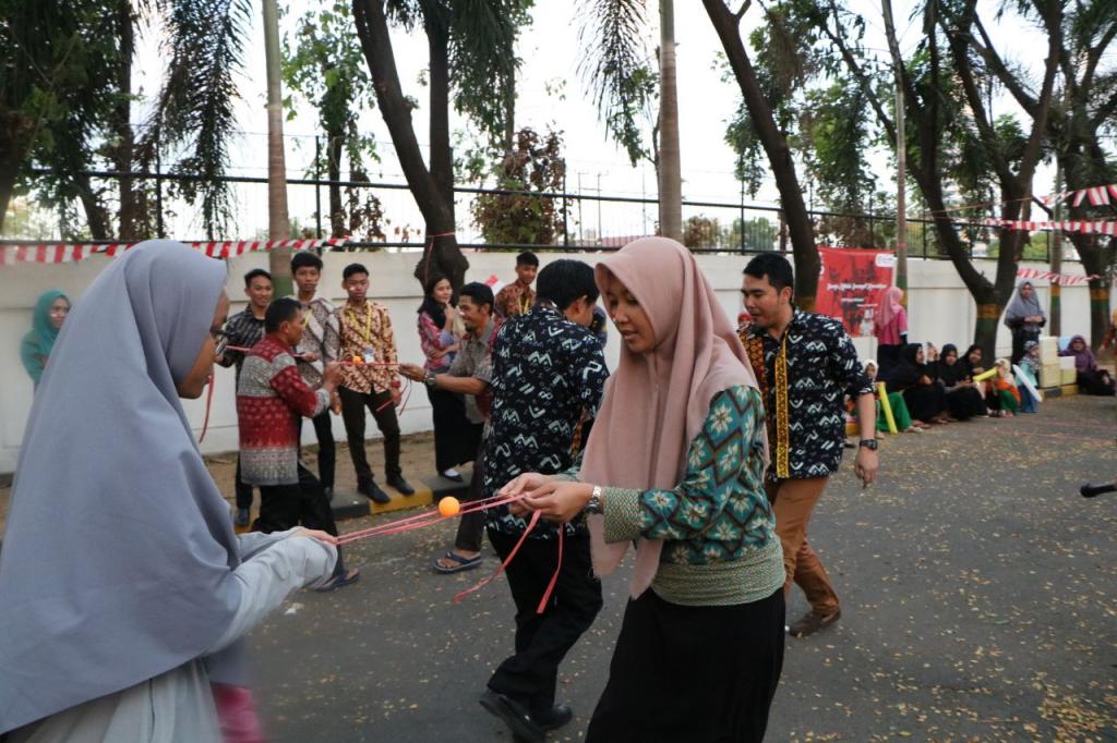 Sedang berlangsung Pingpong Pusaka yang dibawa peserta dengan dua utas tali