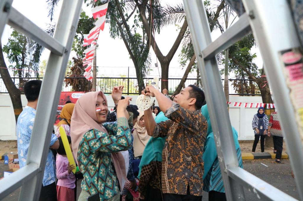 Persiapan Satu Kerupuk Satu Bangsa oleh panitia dan peserta