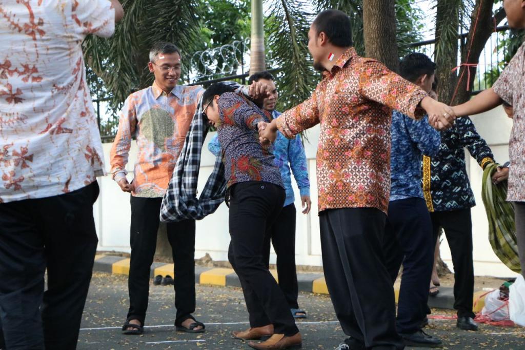 Gotong Sarung, peserta harus menggotong sarung tanpa diambil memakai tangan