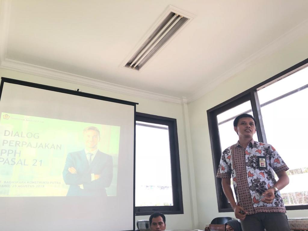 Kepala KP2KP Tanah Grogot, FX Herry Setiawan, Memaparkan PPh Pasal 21 Atas Pegawai Tetap