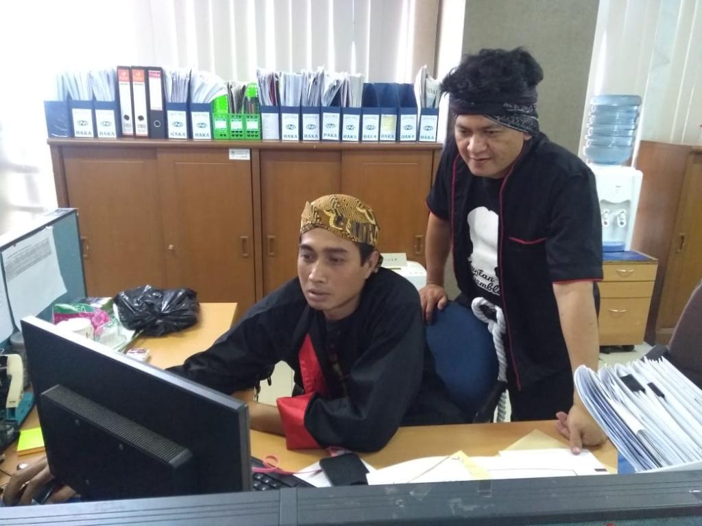 Bekerja sembari melestarikan budaya seru juga