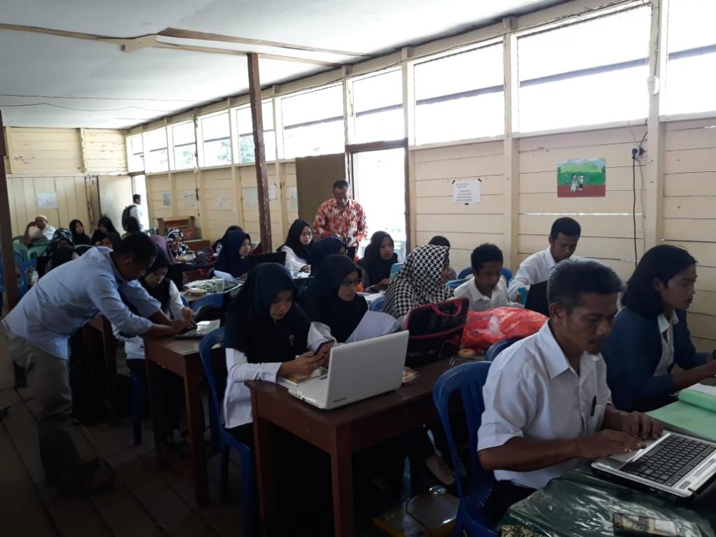 Petugas KP2KP Melakukan Penginstalan Aplikasi eSPT