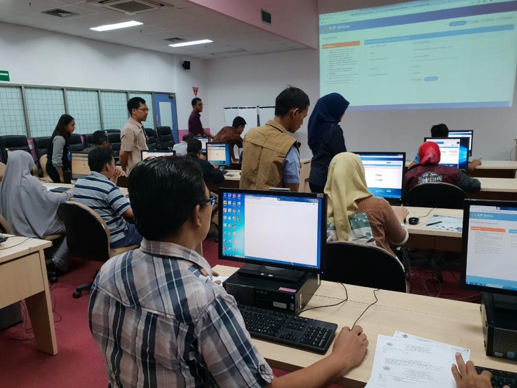 Karyawan PT Mattel Indonesia sedang mencoba menggunakan aplikasi E-filing