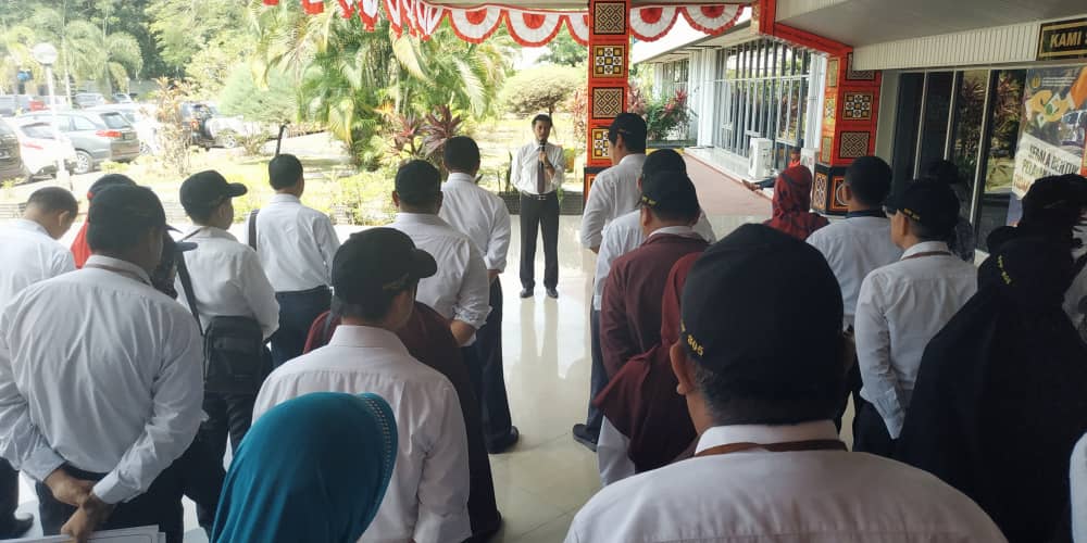 Pengarahan oleh kepala kantor