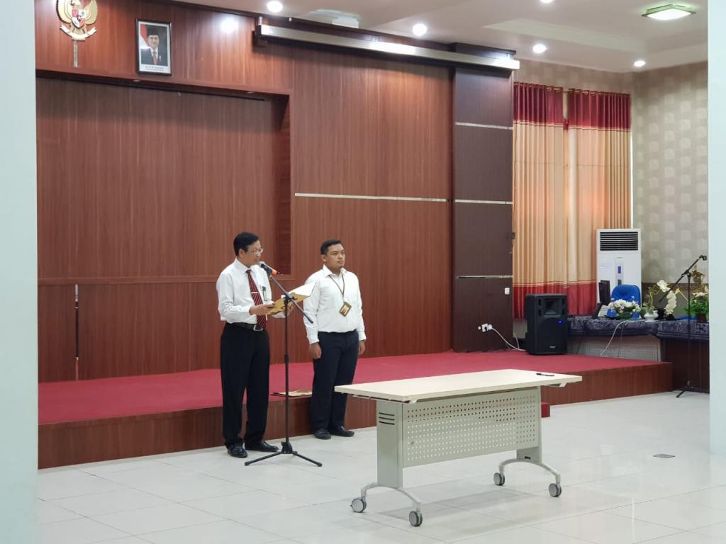 Kepala KPP Pratama Pamekasan, Teddy Heriyanto, membacakan sumpah Juru Sita Pajak Negara