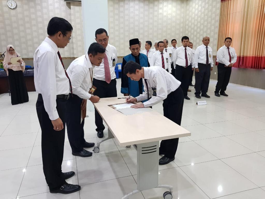 Kepala Seksi Penagihan, Sucipto, menandatangai Berita Acara Pelantikan