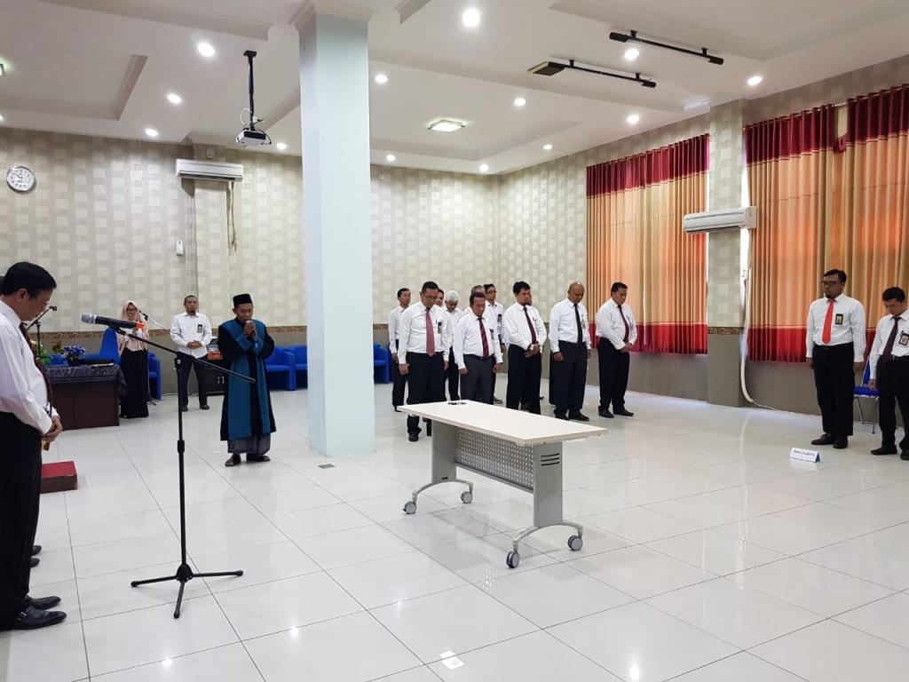 Pembacaan Doa Dipimpin oleh Rohaniwan dari Kementerian Agama Kabupaten Pamekasan