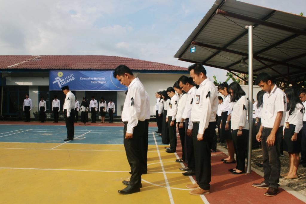 Peserta mengenakan pita hitam tanda bela sungkawa