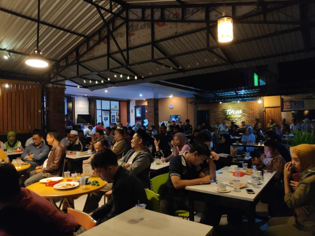 Suasana Warkop Teras Adira