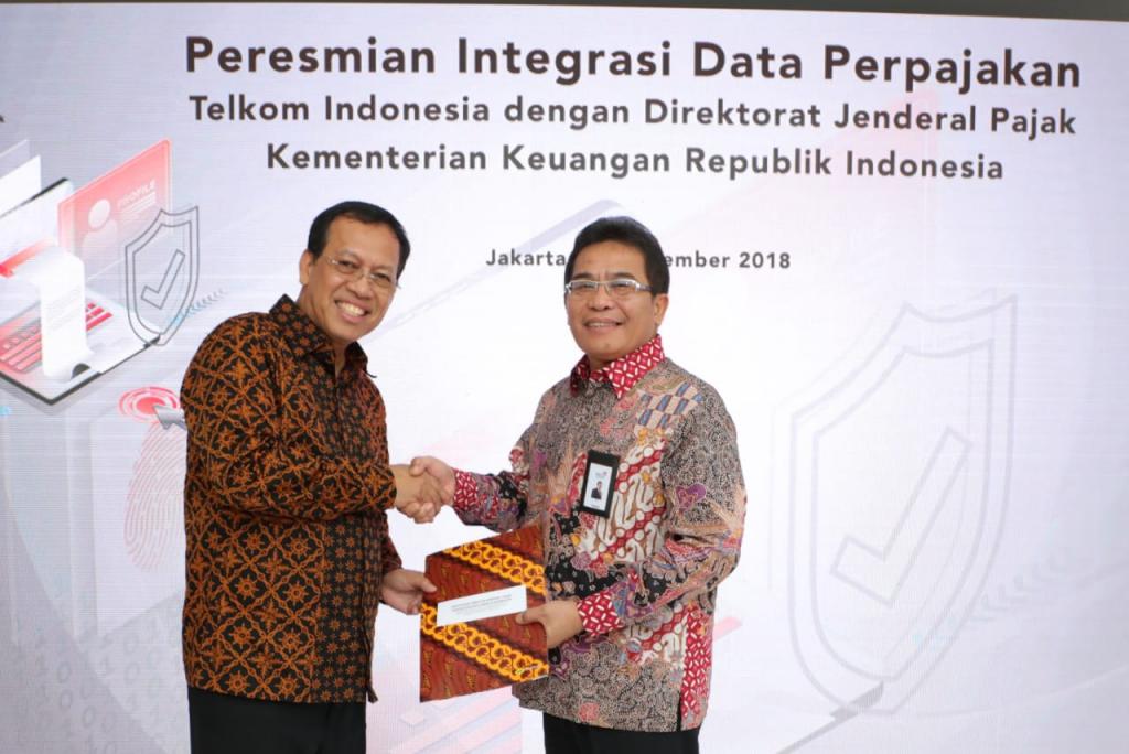 Robert Pakpahan (Direktur Jenderal Pajak) bersama Direktur Utama PT Telkom Indonesia, Alex J. Sinaga
