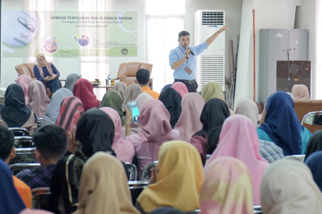 Narasumber dari Kanwil DJP Sulselbartra Menyampaikan Materi