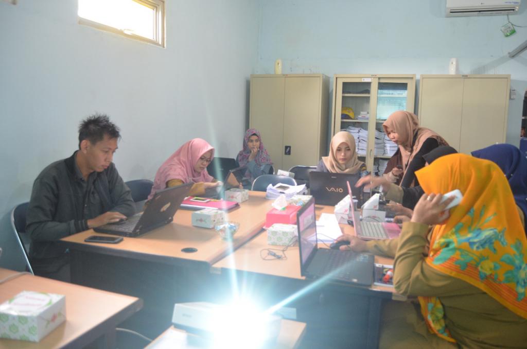 Peserta mengikuti Bimtek dengan serius.