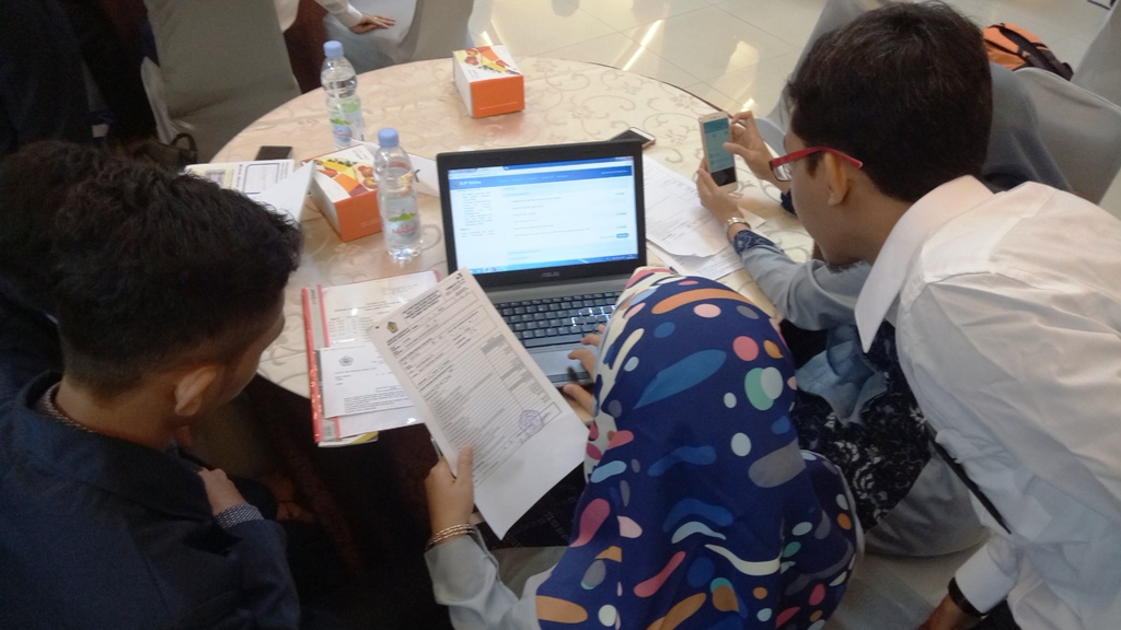 Petugas memberikan tutorial singkat pengisian e-filing kepada Pengurus Tax Center