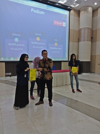 Pemberian hadiah ke salah satu peserta Tax Vacation