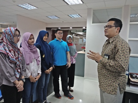 Kepala Seksi PDI KPP Wajib Pajak Besar Tiga memberikan penjelasan