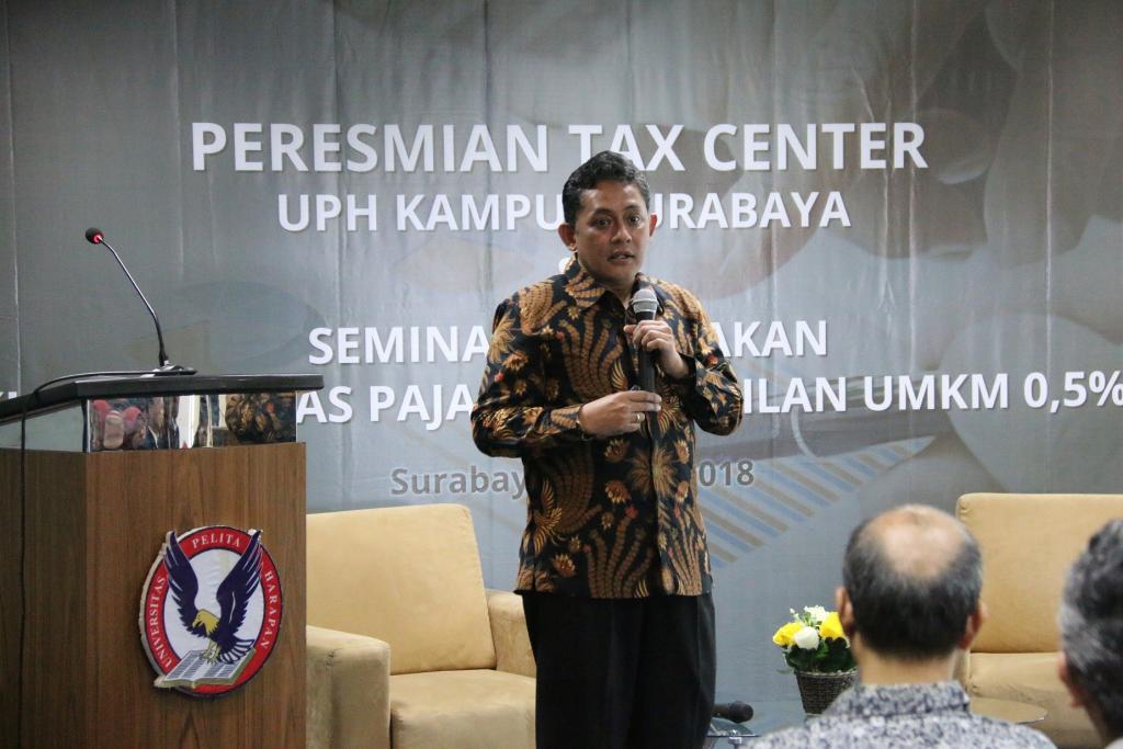 Heru Budhi Kusumo Kepala Bidang P2 Humas Kanwil DJP Jatim I sedang memberikan kuliah umum