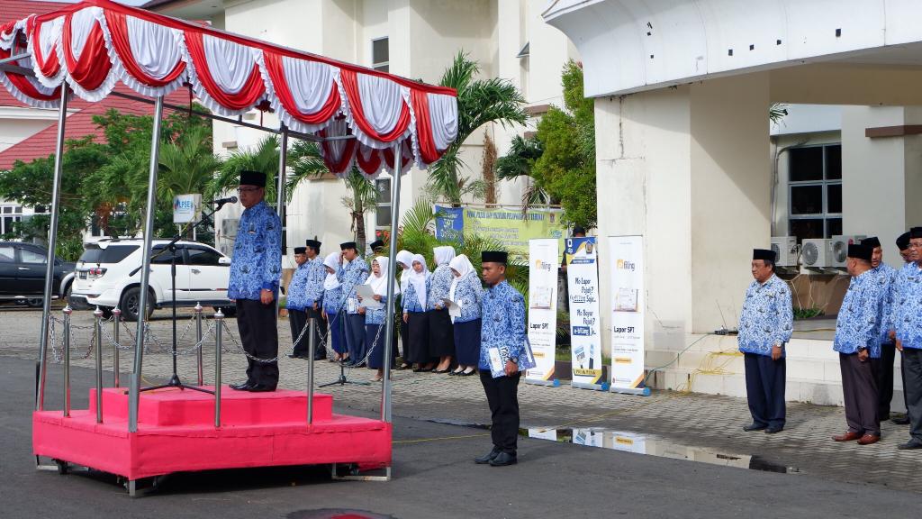Inspektur apel memimpin mengheningkan cipta.