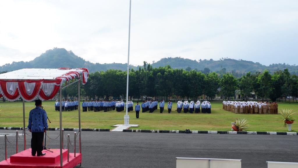 Suasana khidmat pada saat apel.