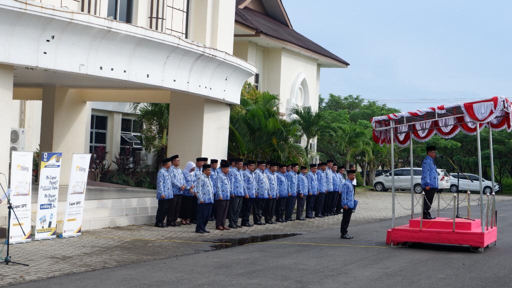 Pejabat Struktural mengikuti apel.