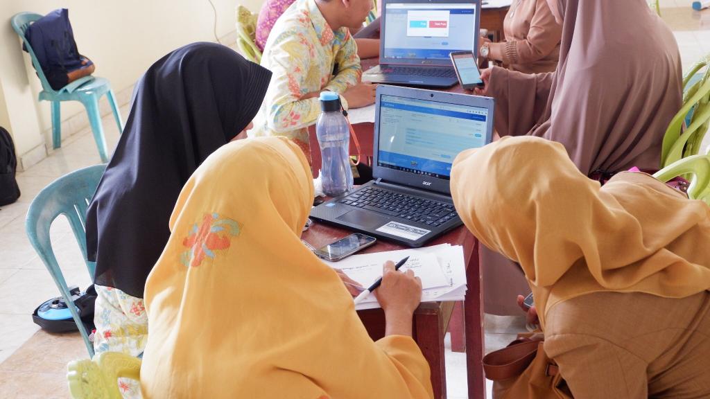 Petugas menjelaskan tata cara pelaporan