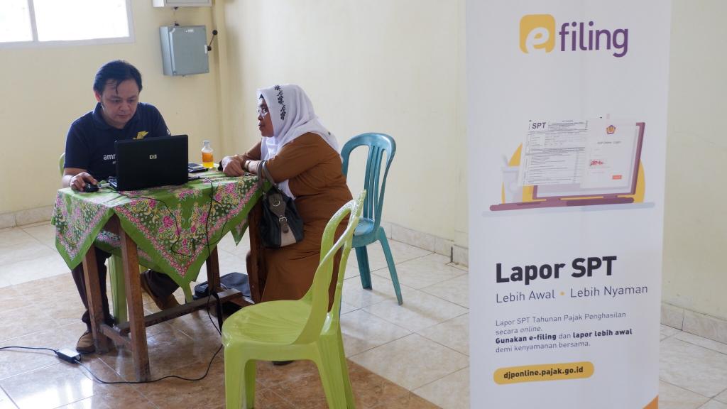 Petugas pajak melayani konsultasi guru lapor SPT Tahunan