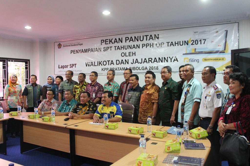 Walikota Sibolga dan jajaran berfoto bersama Pejabat Eselon KPP Pratama Sibolga