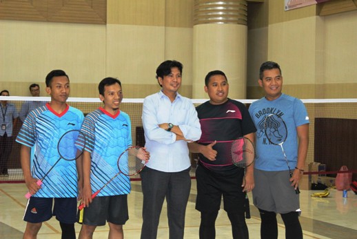Tim Badminton sebelum bertanding