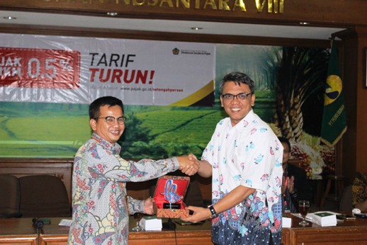 Penyerahan cinderamata kepada perwakilan PTPN VIII