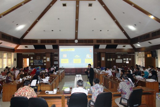 Narasumber menyampaikan materi