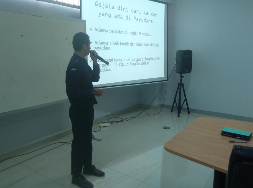 Pemateri dari Yayasan Sosialisasi Kanker Indonesia.