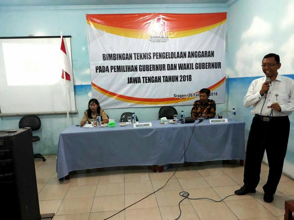 Narasumber Kegiatan, Budi Arif sedang memaparkan aspek perpajakan pada anggaran pemilihan umum kepala daerah