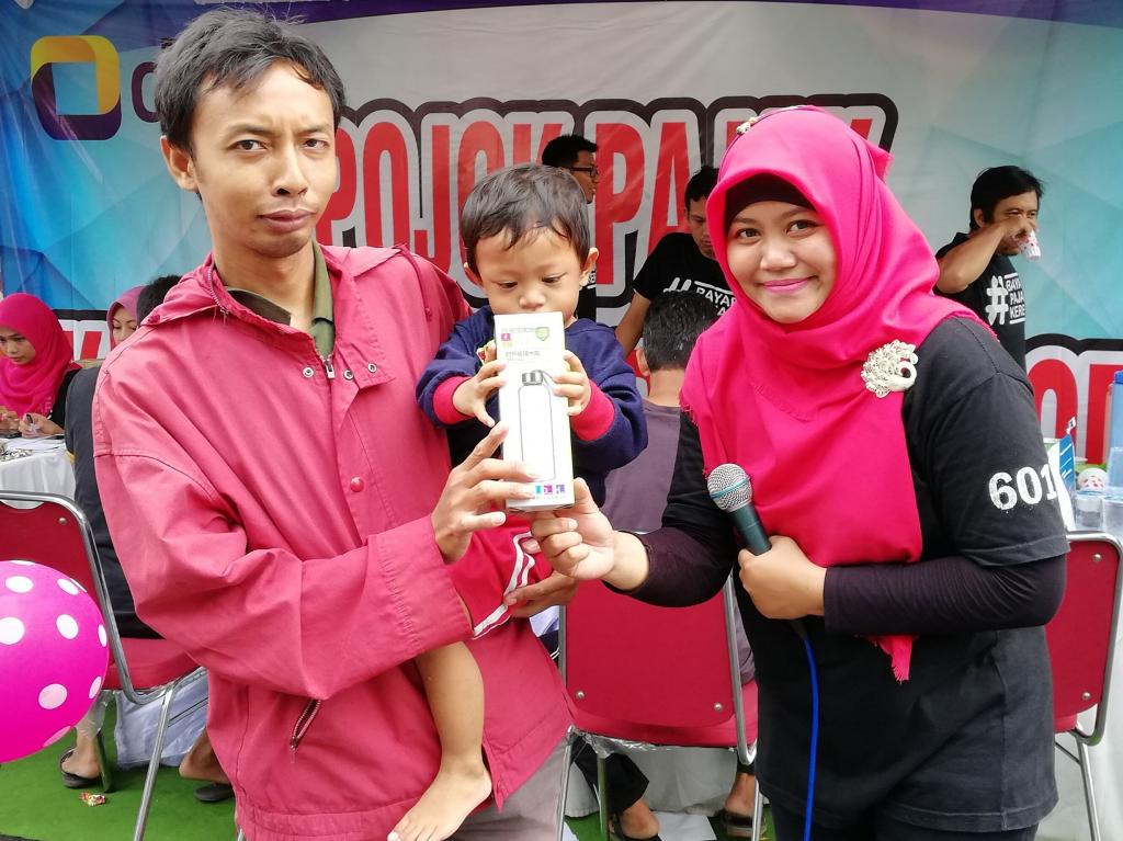 Pengunjung pojok pajak mendapatkan souvenir dari tim KPP Pratama Bojonegoro