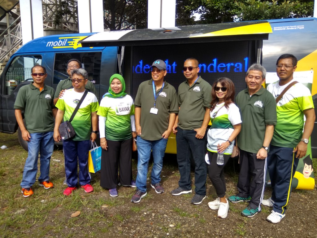 Dirjen Pajak berfoto bersama Kapusdiklat Keuangan, Tenaga Pengkaji, Staf Ahli Menteri, dan Direktur P2Humas di depan Mobil Layanan Pajak