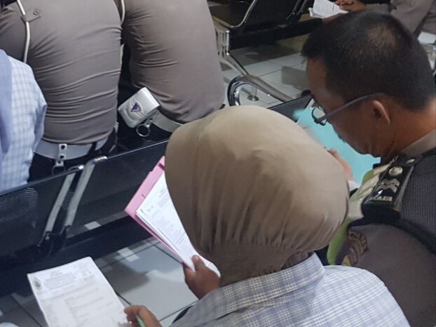 Anggota Satlantas mengikuti langkah-langkah pelaporan efiling