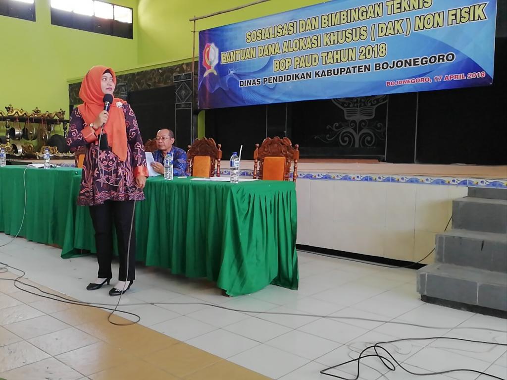 Yulia Marlina menyampaikan materi bimbingan teknis kewajiban perpajakan dana BOP