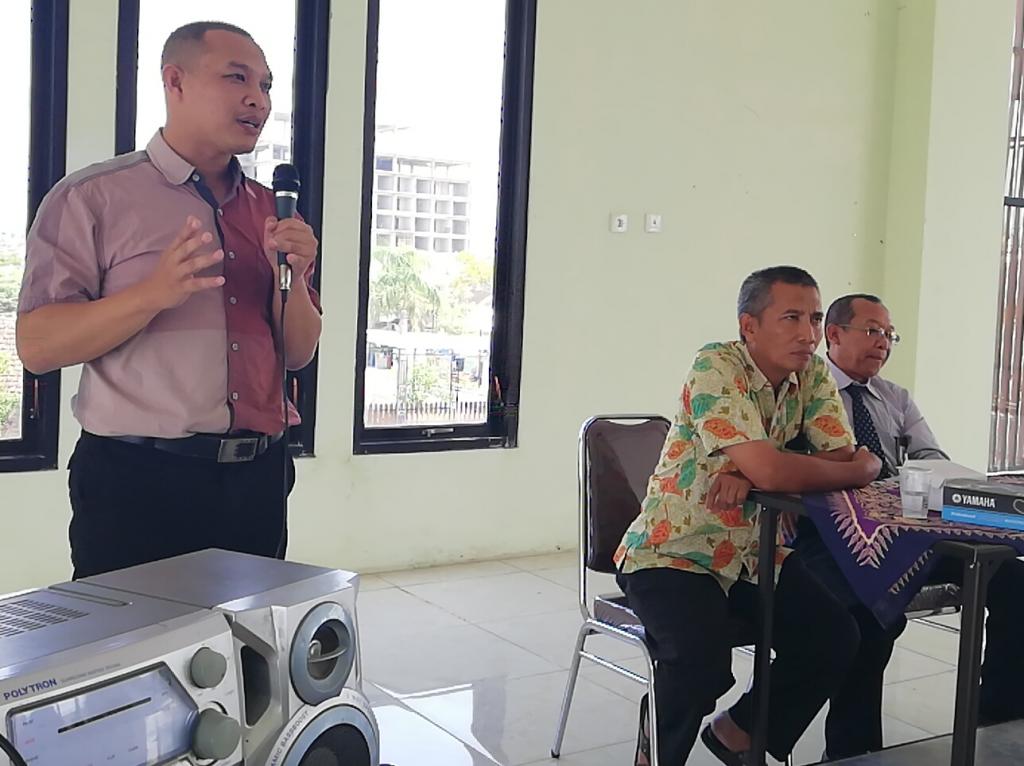 Ganes Widiantara selaku AR KPP Pratama Bojonegoro menyampaikan materi kewajinan perpajakan pelaku usaha