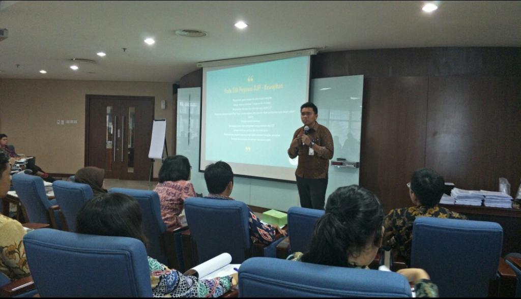 Narasumber Menjelaskan Materi Mengenai Kepatuhan Jam Kerja
