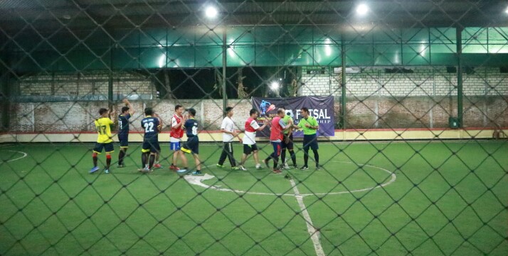 Para Pemain dari KPP Pratama Tuban dan KPP Pratama Bojonegoro Saling Bersalaman.