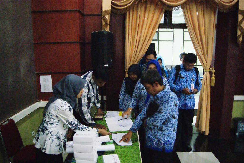 Peserta melakukan presensi