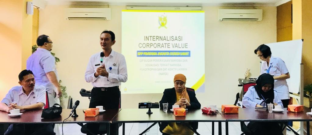Pemateri dari BNN memberikan sosialisasi