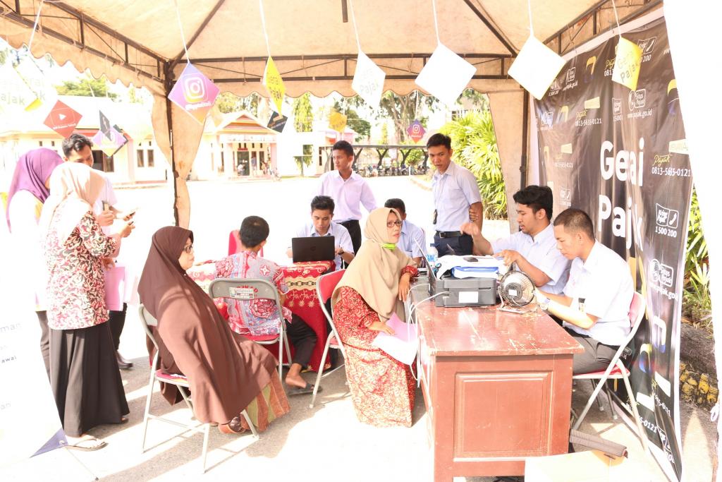 Petugas melayani konsultasi SPT Tahunan