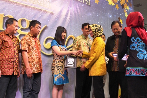 Bupati Nunukan (Baju kuning) saat menyerahkan penghargaan kepada Wajib Pajak