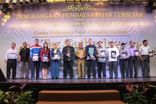 Foto bersama dengan para wajib pajak penerima penghargaan