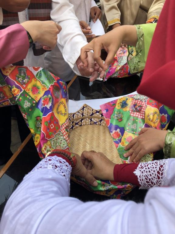 Tangan-tangan cekatan para pegawai yang membuat keranjang menjadi bingkisan.