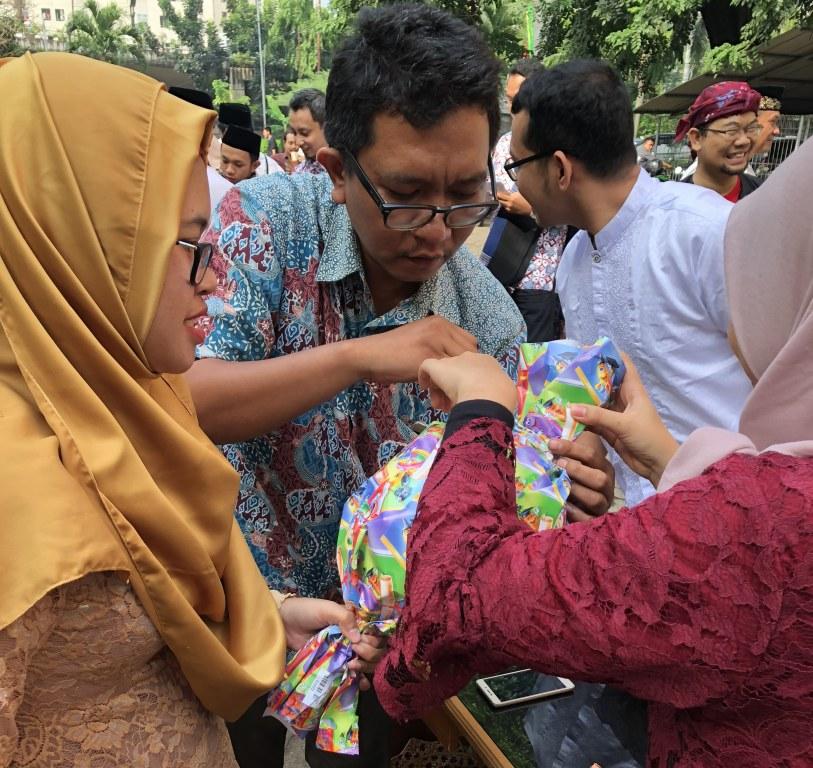 Diperlukan kerjasama dan kekompakan Tim untuk bisa membungkus kado berisi balon.