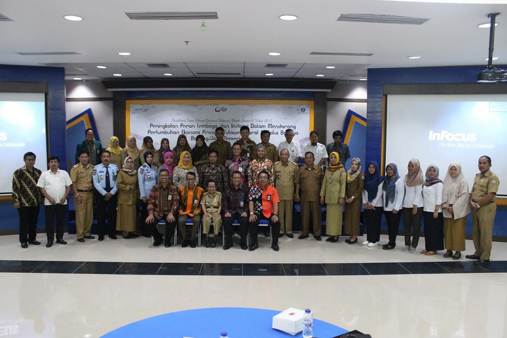 Sesi foto bersama semua undangan beserta para narasumber.