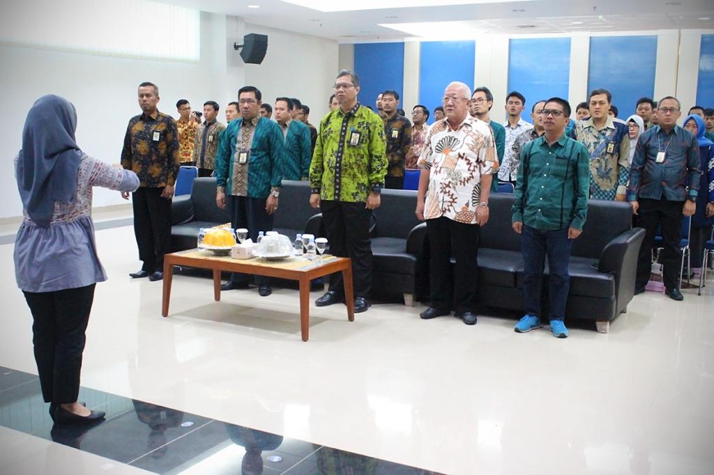 Para pegawai dan undangan menyanyikan lagu Indonesia Raya.