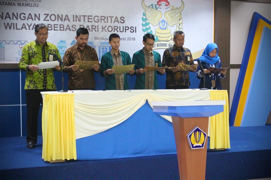 Pembacaan pakta integritas oleh perwakilan pegawai dan Kepala Kantor.