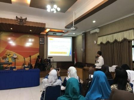 Pemateri menyampaikan materi tentang Kewajiban Perpajakan Lembaga Pendidikan PAUD