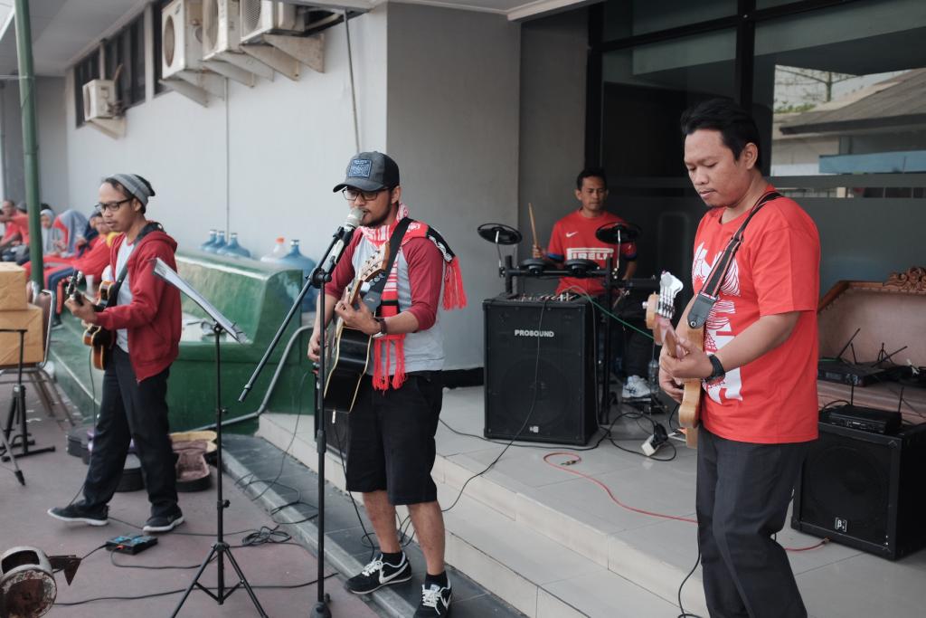 The Jum menyanyikan lagu Indonesia Pusaka